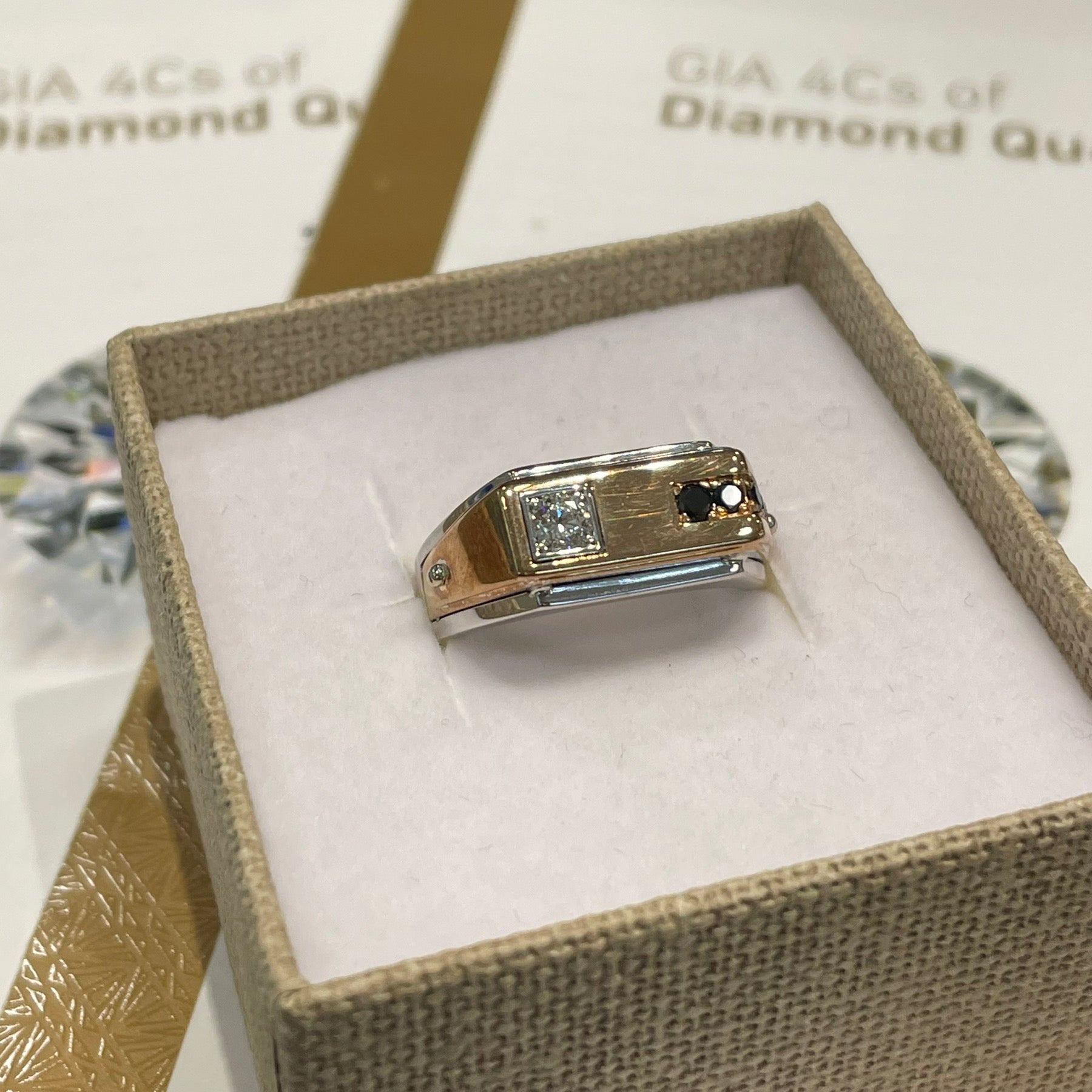 Златен мъжки пръстен с черни и бели диаманти 0.37 карата